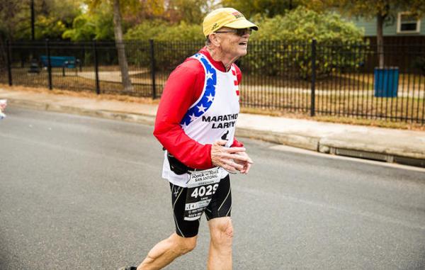72-летний американский бегун официально пробежал 2000 марафонов, Ларри Макон, американский марафонец, американский бегун, American Running Marathon, Swim.by